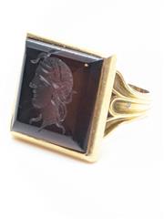 10K 7.9g Yellow Gold Onyx Gent's Stone Left Face Cameo Indent Ring Size-6